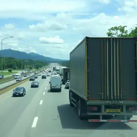carreta atravessada