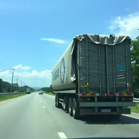 caminhão com 27 toneladas de açúcar