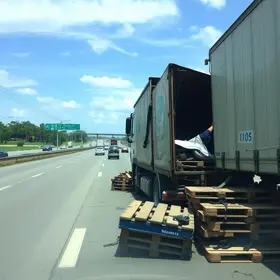 caminhão tomba sobre carro na rodovia dos bandeirantes