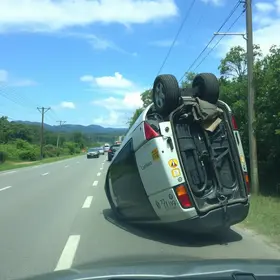 carro capota na Via Cambuí